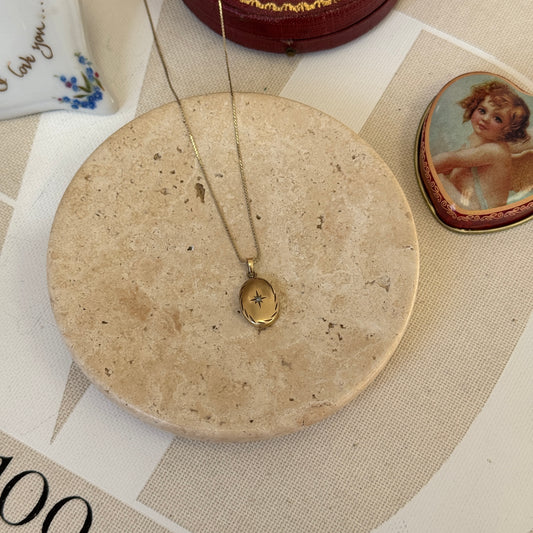 OVAL LOCKET WITH STAR CENTER