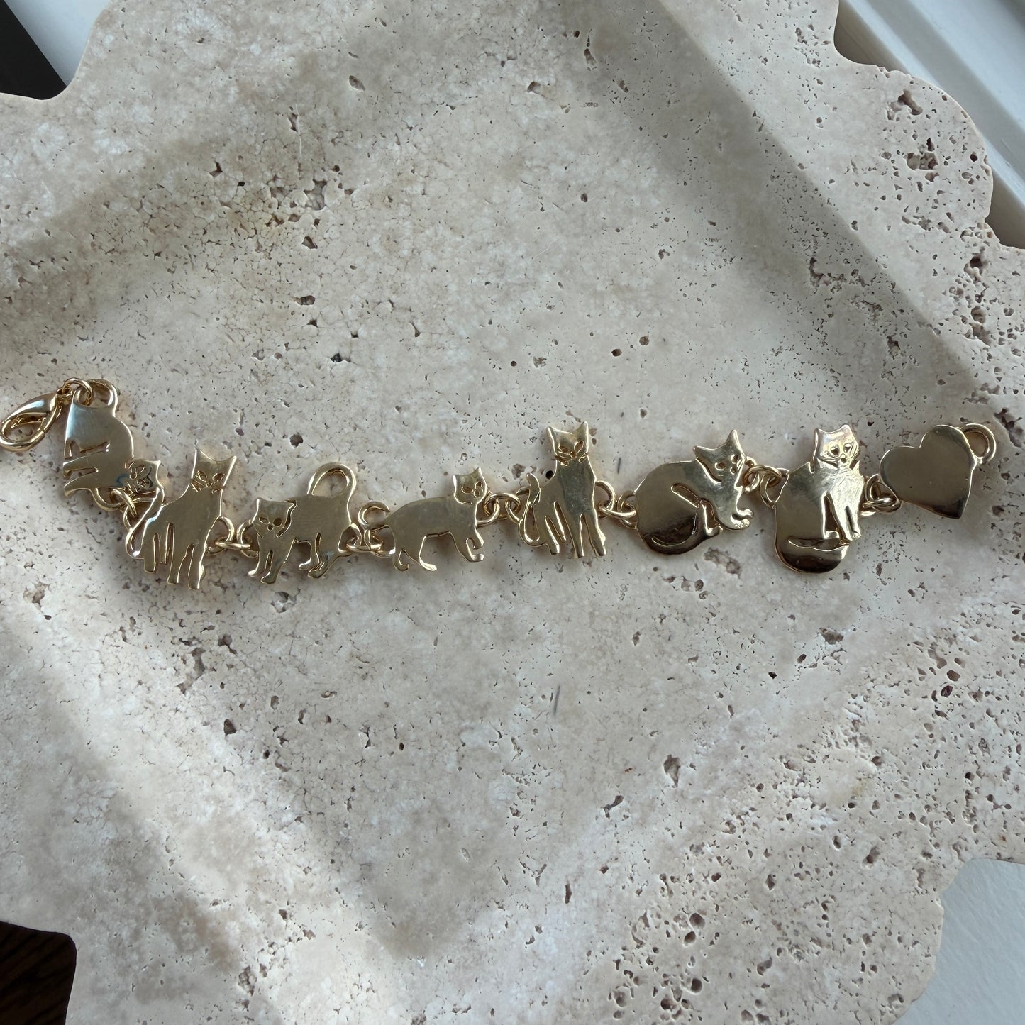 Gold Tone Sitting Cat Links